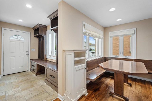 2556 N 96th STREET, Wauwatosa, WI 53226