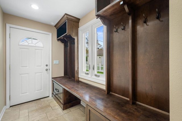 2556 N 96th STREET, Wauwatosa, WI 53226