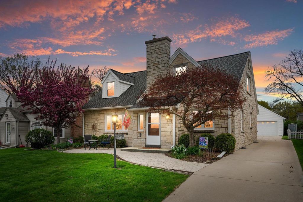 2556 N 96th STREET, Wauwatosa, WI 53226
