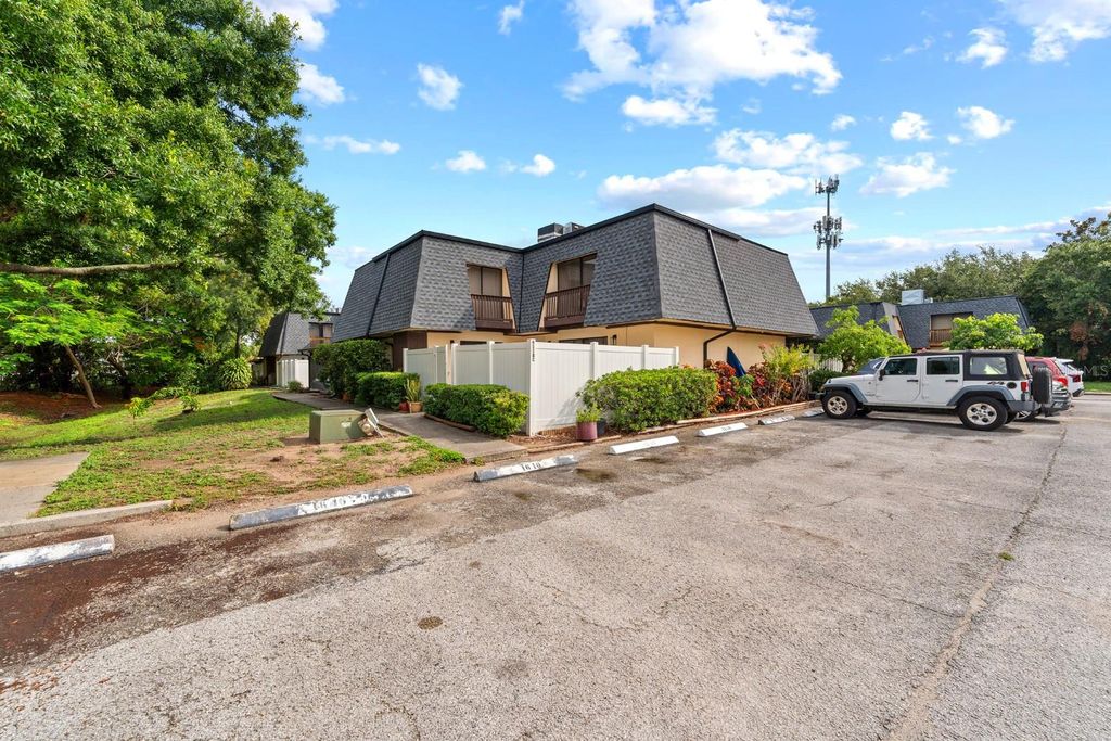 Image 2 of property listing at 8118 OAK TRACE WAY C, Tampa, FL 33634