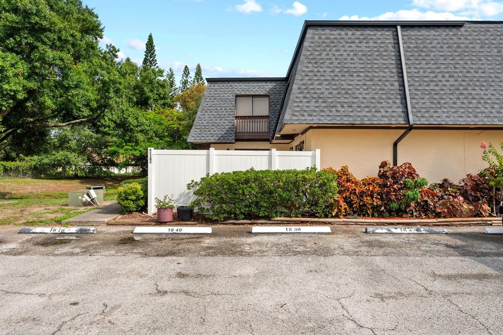 Image 21 of property listing at 8118 OAK TRACE WAY C, Tampa, FL 33634