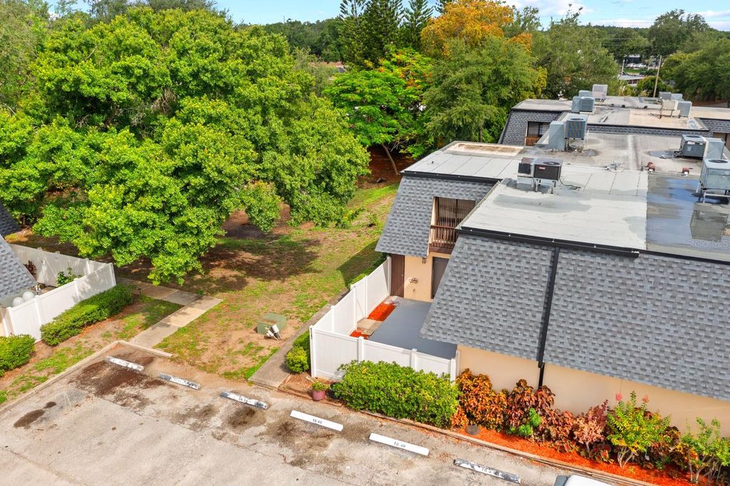Image 23 of property listing at 8118 OAK TRACE WAY C, Tampa, FL 33634