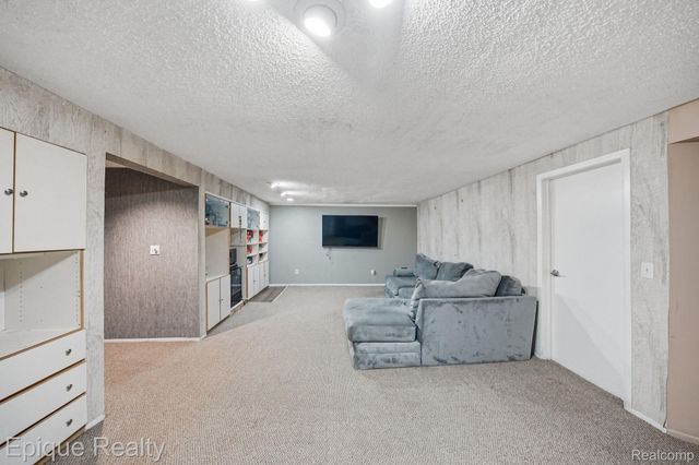 27328 Apple Blossom Lane, Southfield, MI 48034