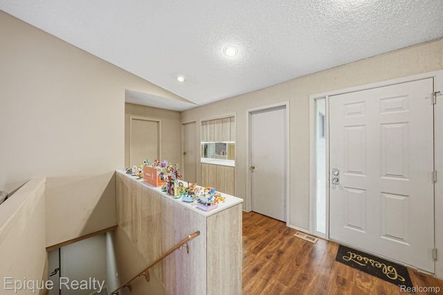 27328 Apple Blossom Lane, Southfield, MI 48034