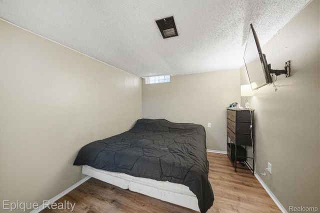 27328 Apple Blossom Lane, Southfield, MI 48034