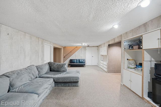 27328 Apple Blossom Lane, Southfield, MI 48034