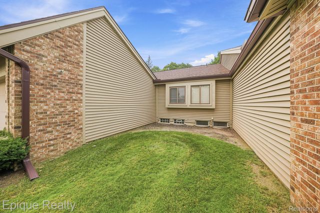 27328 Apple Blossom Lane, Southfield, MI 48034