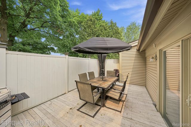 27328 Apple Blossom Lane, Southfield, MI 48034