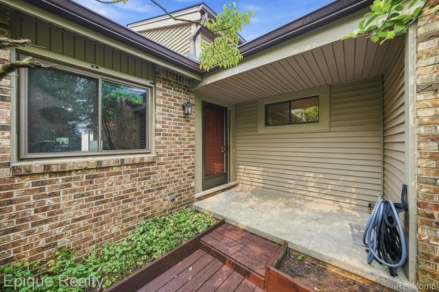 27328 Apple Blossom Lane, Southfield, MI 48034