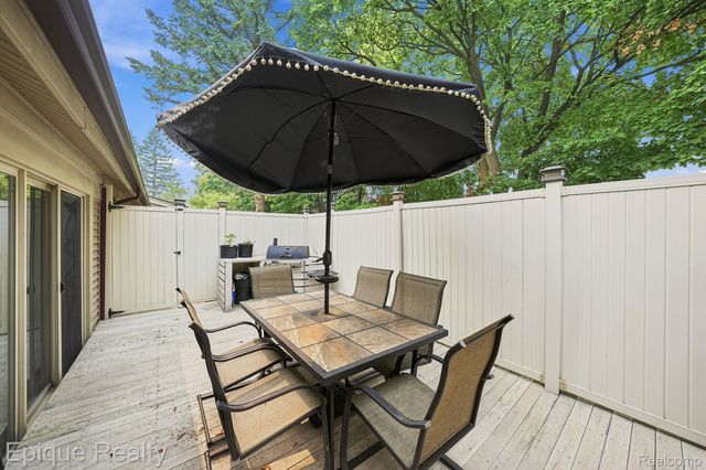 27328 Apple Blossom Lane, Southfield, MI 48034