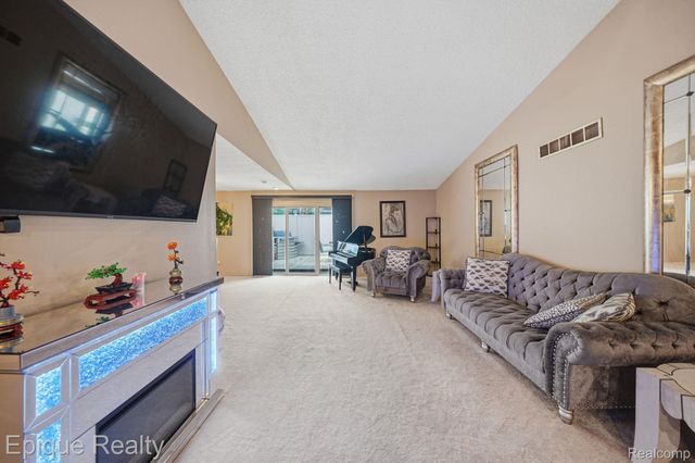 27328 Apple Blossom Lane, Southfield, MI 48034