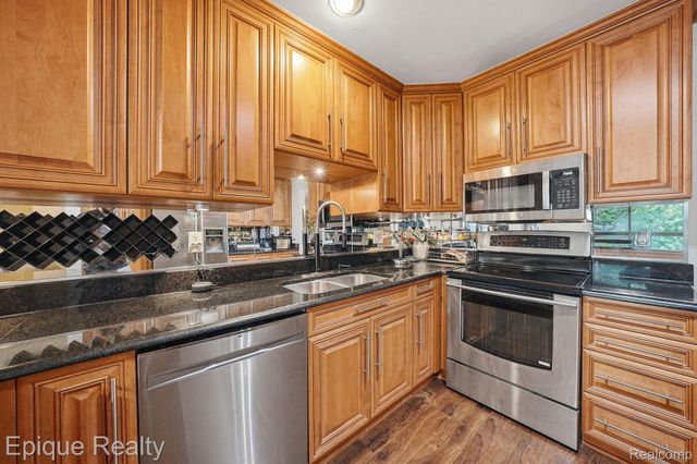 27328 Apple Blossom Lane, Southfield, MI 48034