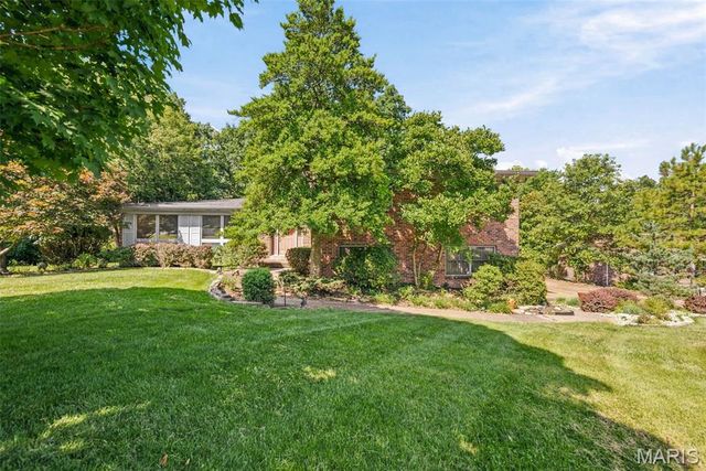 10806 Forest Circle Drive, St Louis, MO 63128