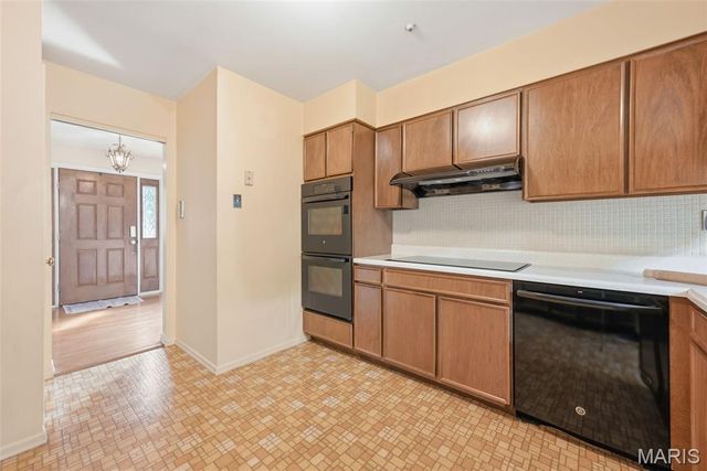 10806 Forest Circle Drive, St Louis, MO 63128