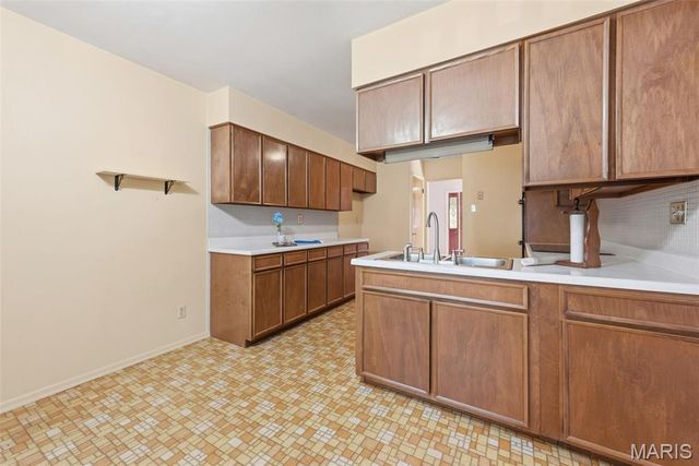 10806 Forest Circle Drive, St Louis, MO 63128