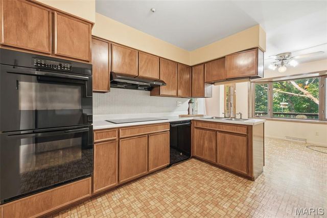 10806 Forest Circle Drive, St Louis, MO 63128