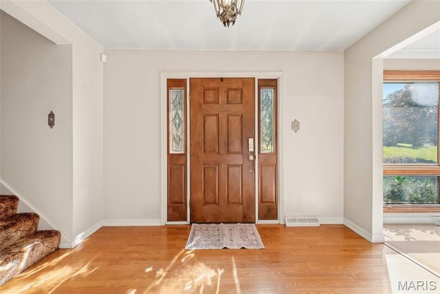 10806 Forest Circle Drive, St Louis, MO 63128