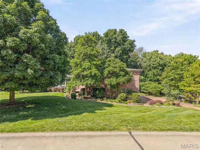 10806 Forest Circle Drive, St Louis, MO 63128