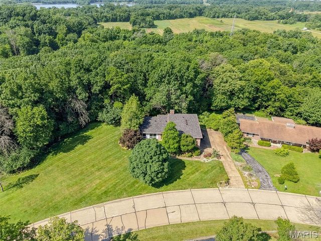 10806 Forest Circle Drive, St Louis, MO 63128