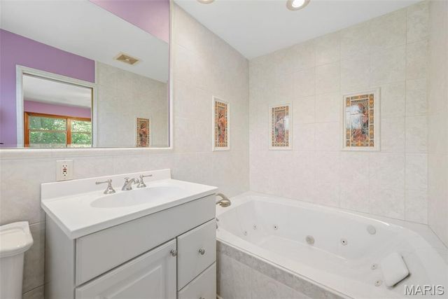 10806 Forest Circle Drive, St Louis, MO 63128