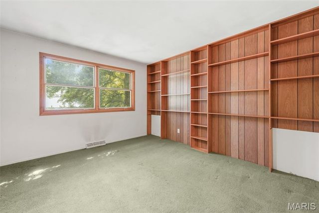10806 Forest Circle Drive, St Louis, MO 63128