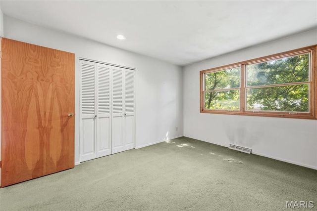 10806 Forest Circle Drive, St Louis, MO 63128