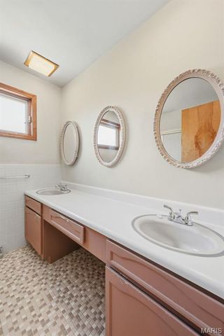 10806 Forest Circle Drive, St Louis, MO 63128
