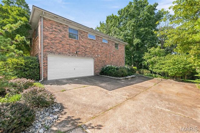 10806 Forest Circle Drive, St Louis, MO 63128