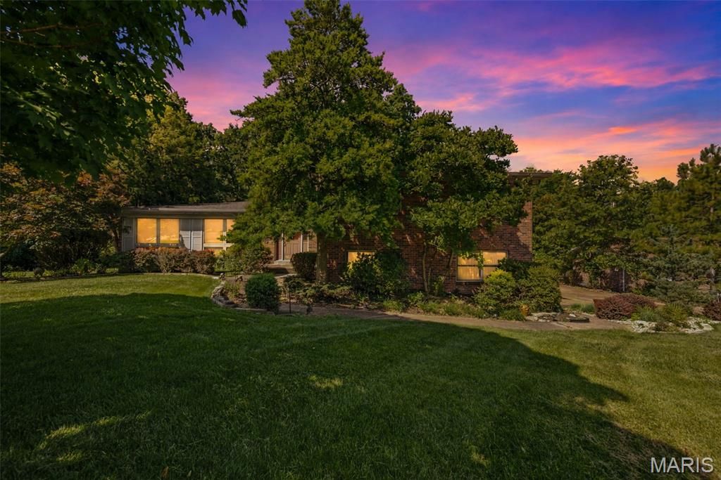 10806 Forest Circle Drive, St Louis, MO 63128