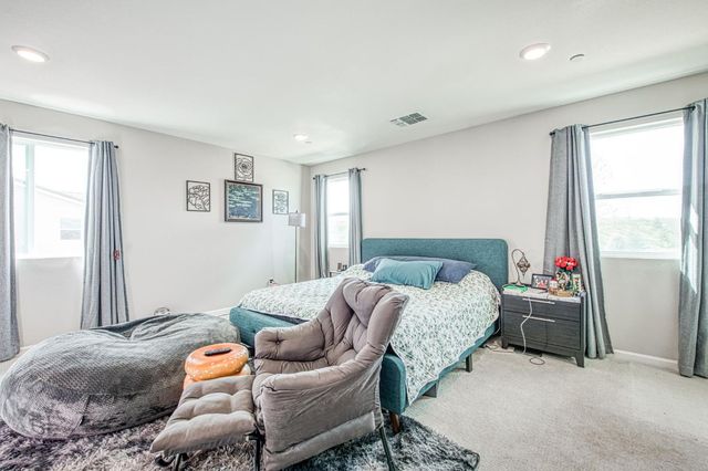 987 N Filbert Avenue, Fresno, CA 93727