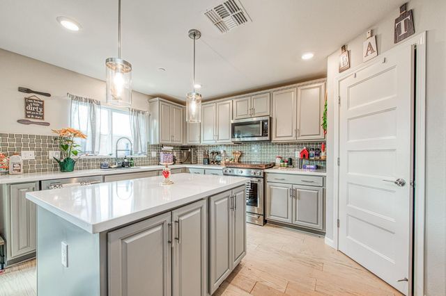 987 N Filbert Avenue, Fresno, CA 93727