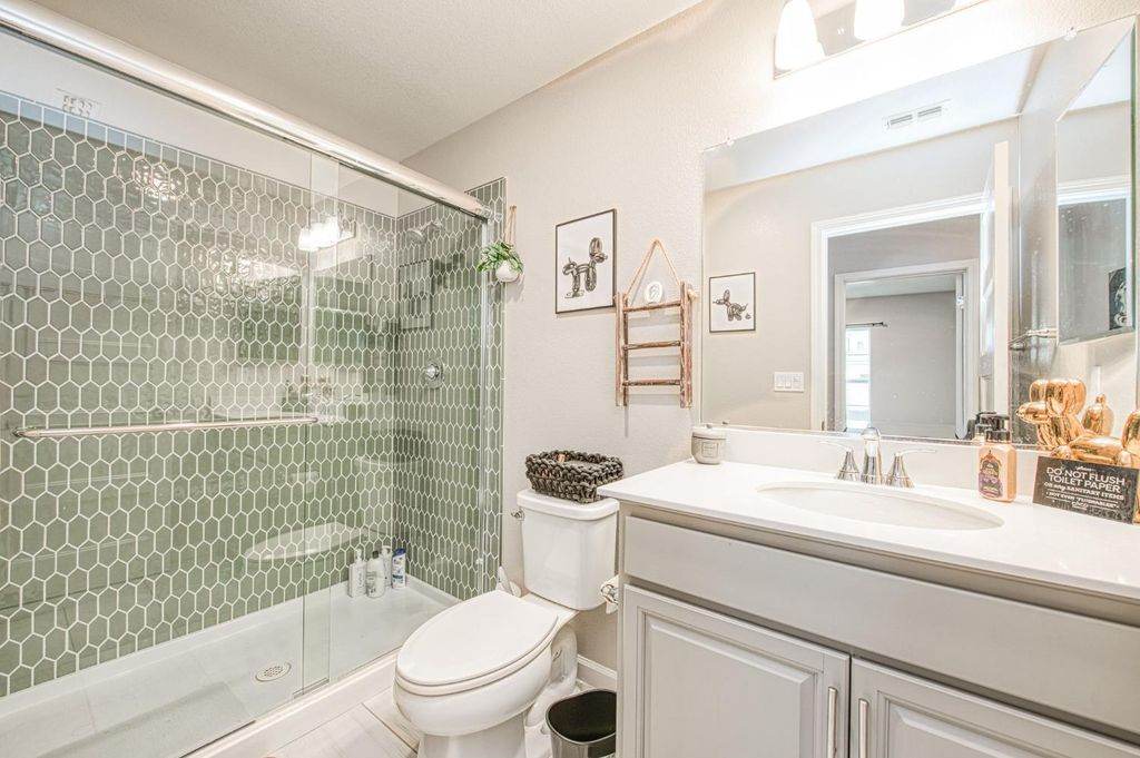 Image 10 of property listing at 987 N Filbert Avenue, Fresno, CA 93727