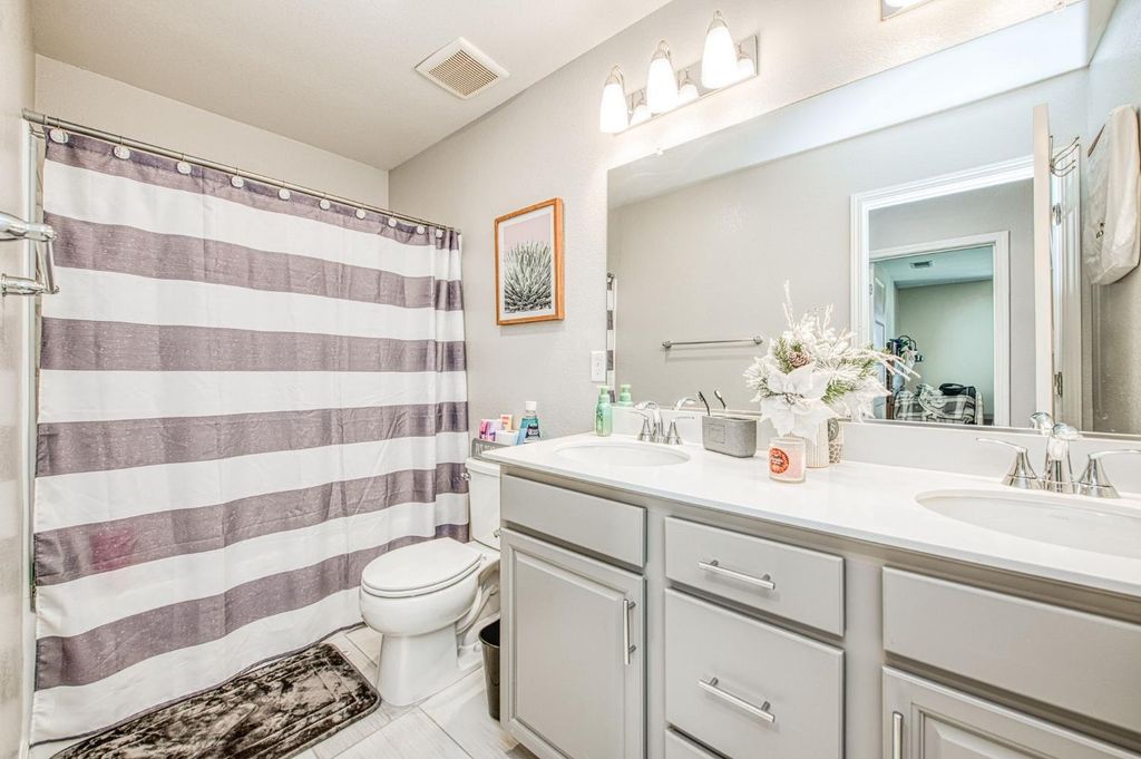 Image 19 of property listing at 987 N Filbert Avenue, Fresno, CA 93727