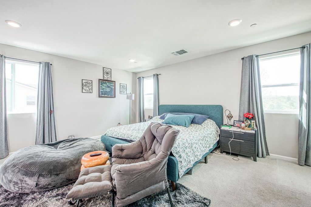 Image 20 of property listing at 987 N Filbert Avenue, Fresno, CA 93727