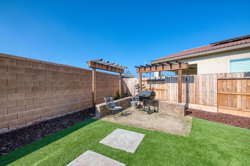 Image 28 of property listing at 987 N Filbert Avenue, Fresno, CA 93727