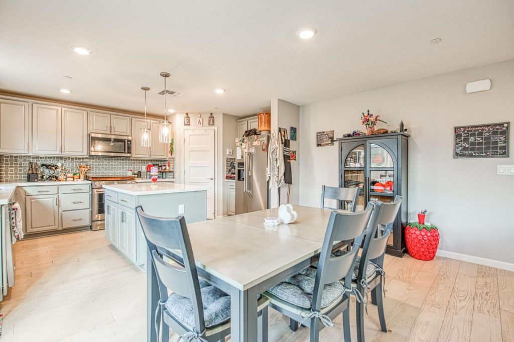 Image 3 of property listing at 987 N Filbert Avenue, Fresno, CA 93727