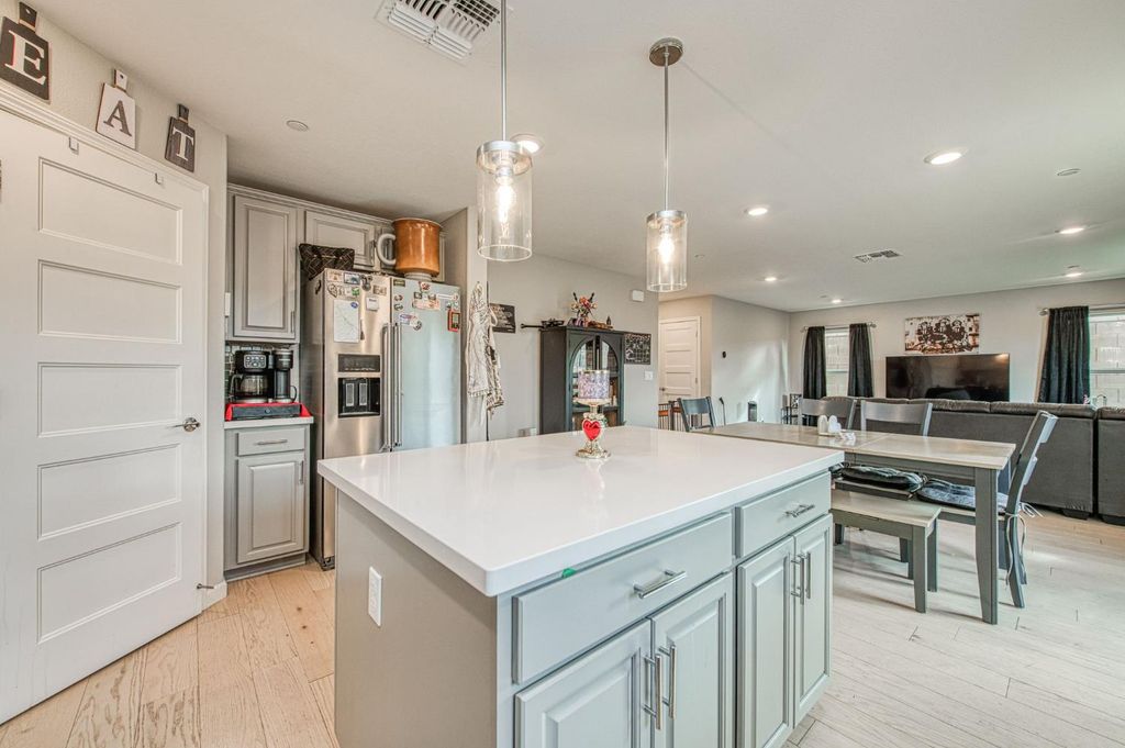 Image 8 of property listing at 987 N Filbert Avenue, Fresno, CA 93727