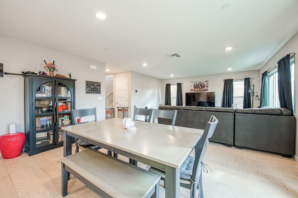 Image 9 of property listing at 987 N Filbert Avenue, Fresno, CA 93727