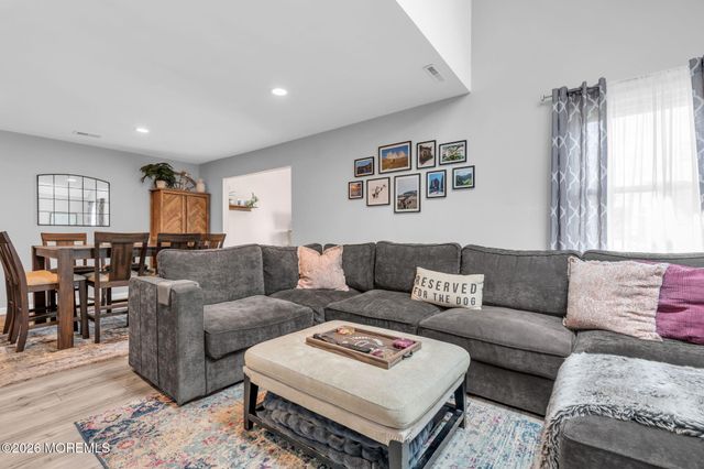 16 Harte Court, Freehold, NJ 07728