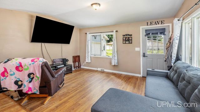 5373 18th Road, Escanaba, MI 49829