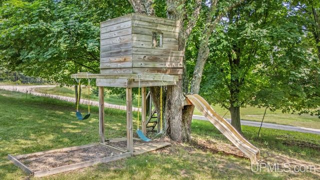 5373 18th Road, Escanaba, MI 49829