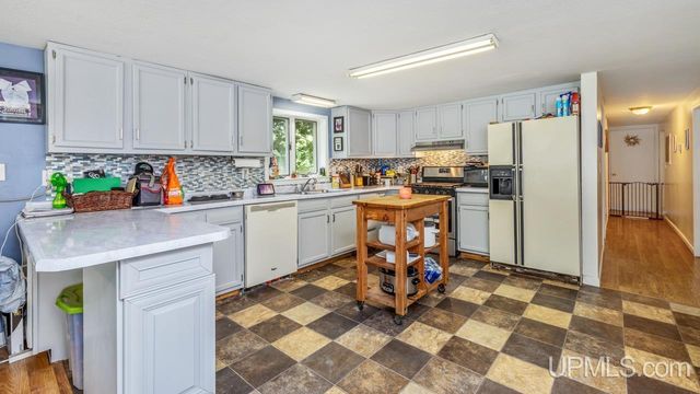 5373 18th Road, Escanaba, MI 49829