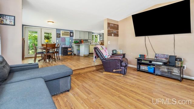 5373 18th Road, Escanaba, MI 49829