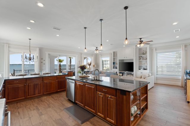 7303 Spinnaker Court, Navarre, FL 32566