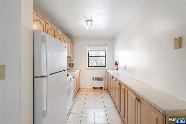 130 Orient Way 4H, Rutherford, NJ 07070