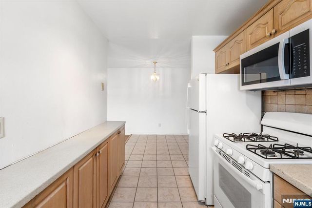 130 Orient Way 4H, Rutherford, NJ 07070