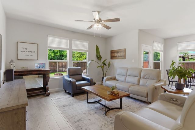 5621 Round Hill Road, Denton, TX 76210