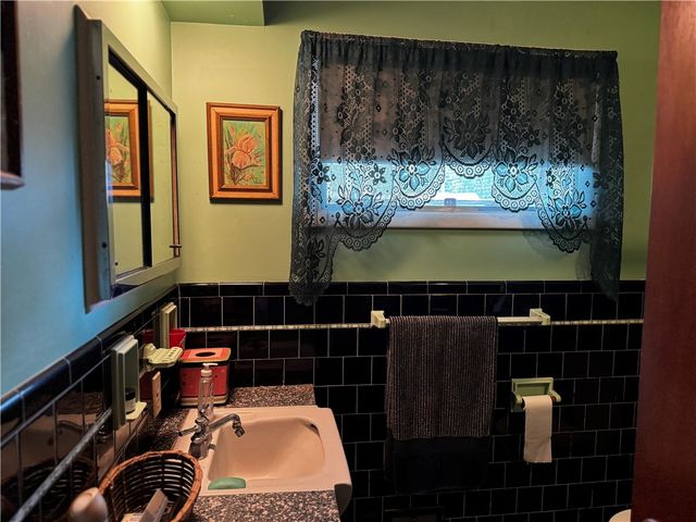 18 Leslie Road, Warwick, RI 02888