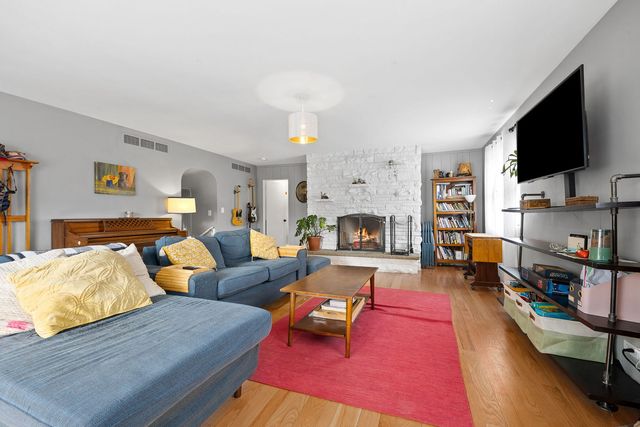 4624 Lee Avenue, Downers Grove, IL 60515