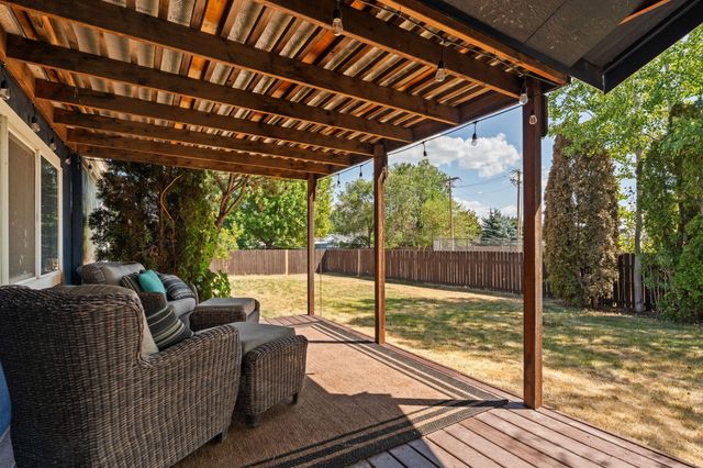 604 NE Shoshone Drive, Redmond, OR 97756